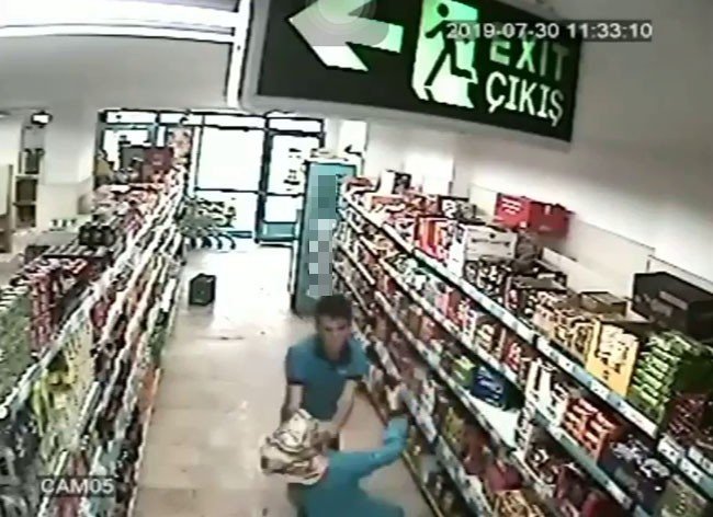 Bir market çalışanın kadın iş arkadaşına saldırdığı anlar kamerada