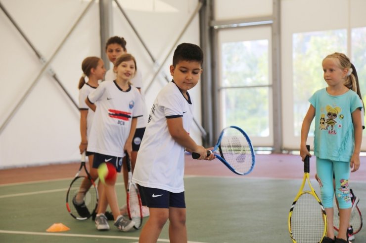 Büyükçekmece Belediyesi, geleceğin şampiyon tenisçilerini yetiştiriyor