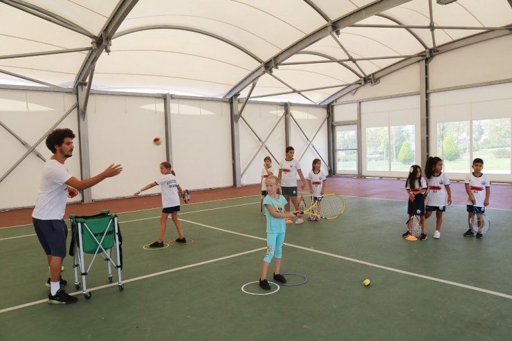Büyükçekmece Belediyesi, geleceğin şampiyon tenisçilerini yetiştiriyor