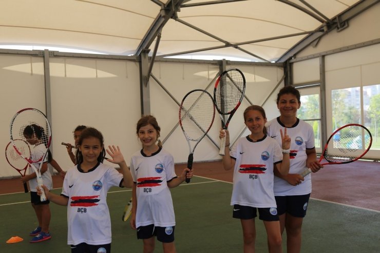 Büyükçekmece Belediyesi, geleceğin şampiyon tenisçilerini yetiştiriyor