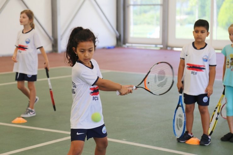 Büyükçekmece Belediyesi, geleceğin şampiyon tenisçilerini yetiştiriyor