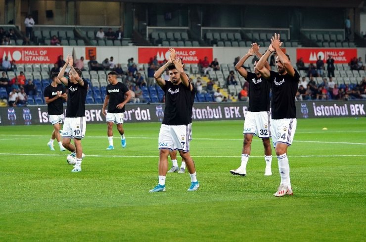 İki takım oyuncuları Emine Bulut için siyah pankartla çıktılar