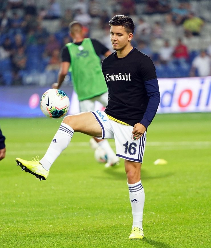 İki takım oyuncuları Emine Bulut için siyah pankartla çıktılar