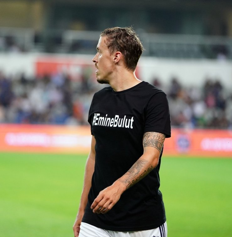 İki takım oyuncuları Emine Bulut için siyah pankartla çıktılar