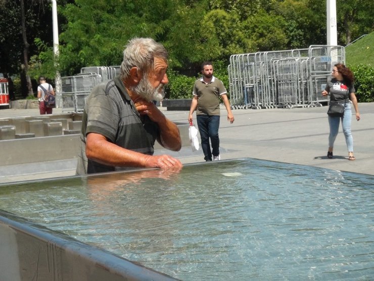 Sıcaktan bulanan vatandaş süs havuzunda serinledi