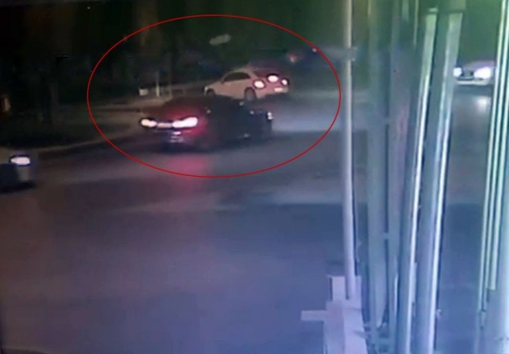 Cipten kaçtı otomobile ve ağaca çarptı