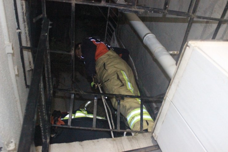 Kuşlarına yem vermeye çalıştığı sırada merdiven boşluğuna düştü