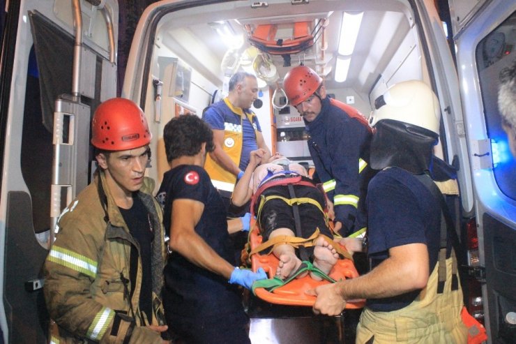 Kuşlarına yem vermeye çalıştığı sırada merdiven boşluğuna düştü