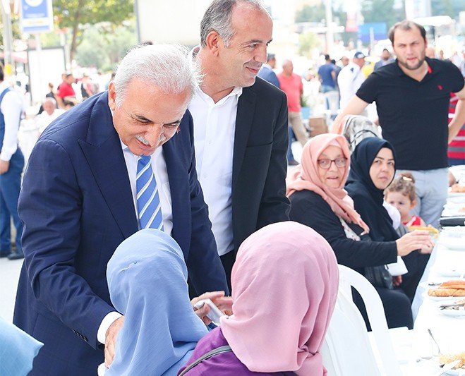 Yüzlerce esnafın dev kahvaltı sofrasında buluşması havadan görüntülendi