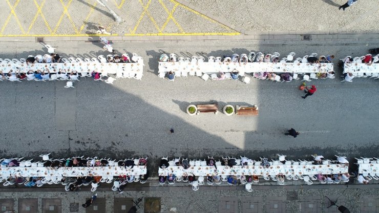 Yüzlerce esnafın dev kahvaltı sofrasında buluşması havadan görüntülendi