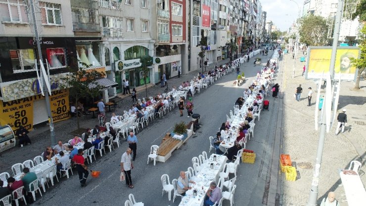 Yüzlerce esnafın dev kahvaltı sofrasında buluşması havadan görüntülendi