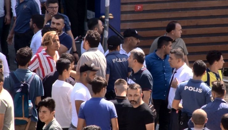 Motosikletle tır altında ezilerek hayatını kaybeden Burak Demir’in ailesi eylem yaptı