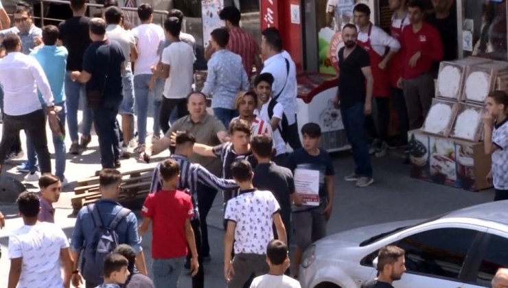 Motosikletle tır altında ezilerek hayatını kaybeden Burak Demir’in ailesi eylem yaptı