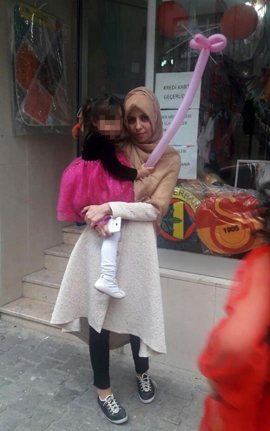 6 yaşındaki kızının yanında başından vurulan kadın yaşam savaşı veriyor