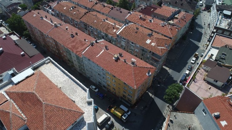 Bağcılar’da yıkılma tehlikesiyle boşaltılan bina havadan görüntülendi