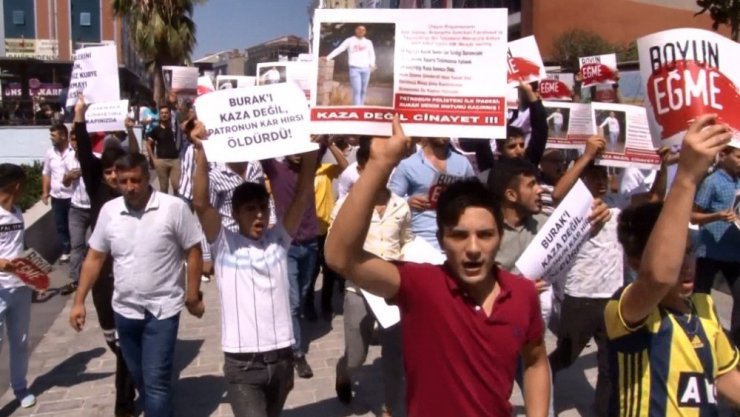 Motosikletle tır altında ezilerek hayatını kaybeden Burak Demir’in ailesi eylem yaptı