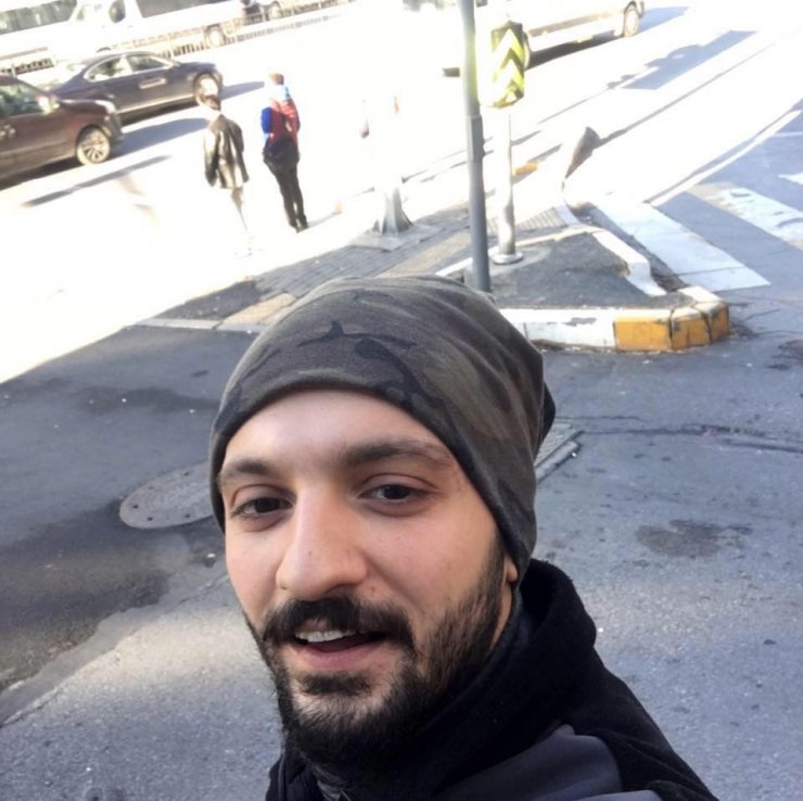 Kazada kepçenin dişlisine saplanan motosikletli genç ağır yaralandı