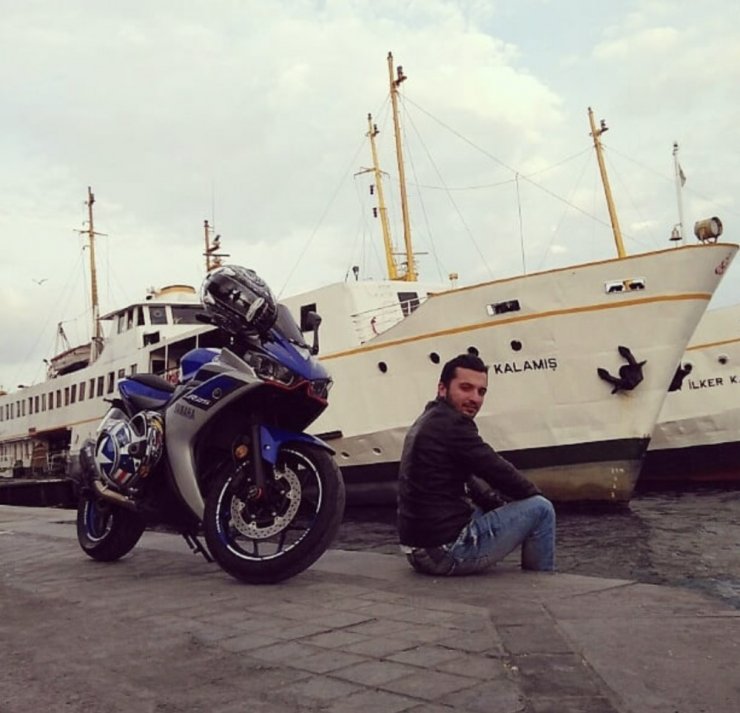 Kazada kepçenin dişlisine saplanan motosikletli genç ağır yaralandı