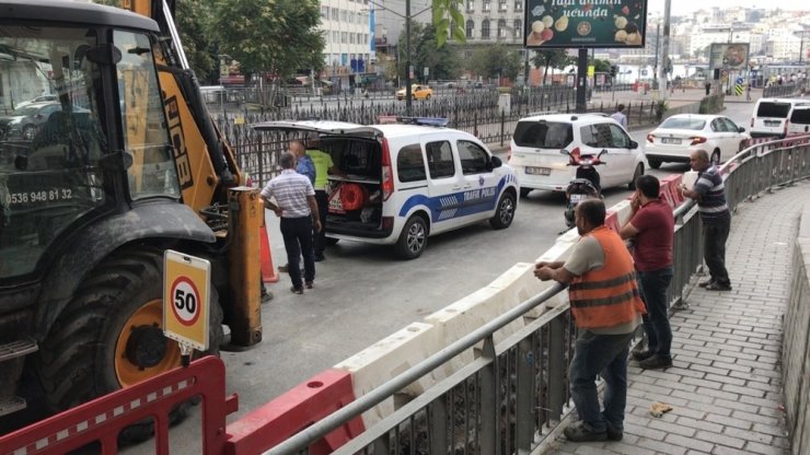 Kazada kepçenin dişlisine saplanan motosikletli genç ağır yaralandı