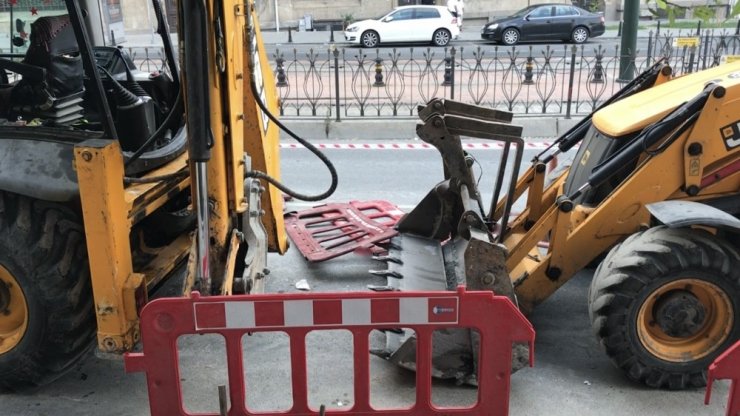 Kazada kepçenin dişlisine saplanan motosikletli genç ağır yaralandı