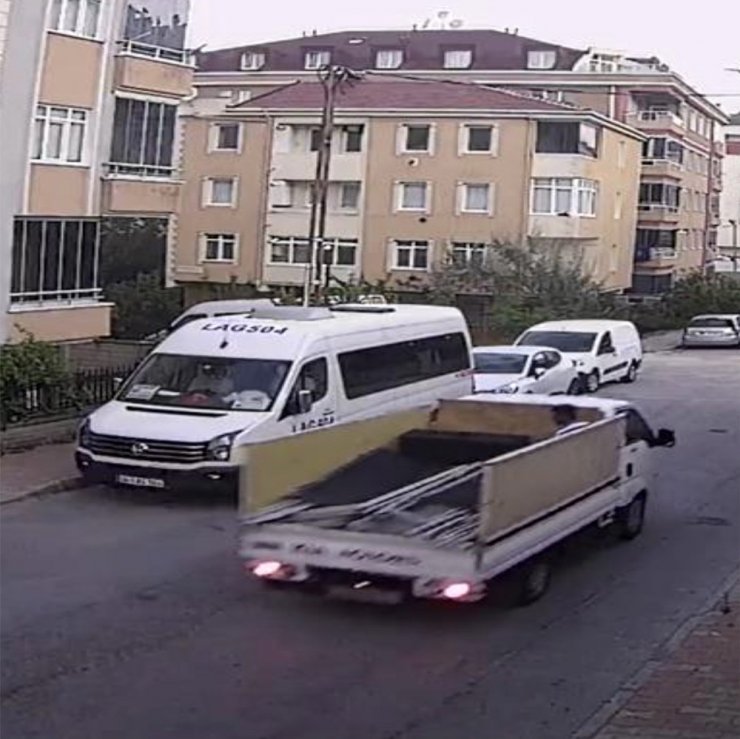 Araçtan 5 bin liralık ses sistemini çalan hırsızlar kamerada