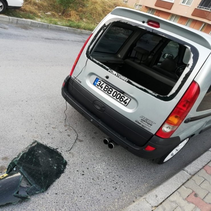 Araçtan 5 bin liralık ses sistemini çalan hırsızlar kamerada