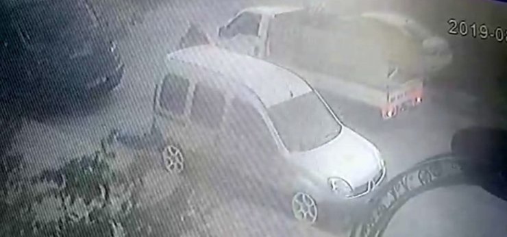 Araçtan 5 bin liralık ses sistemini çalan hırsızlar kamerada