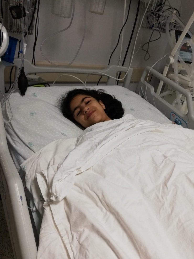 Kavgada arada kalıp boynuna makas saplanan küçük Ezel felç kalacak