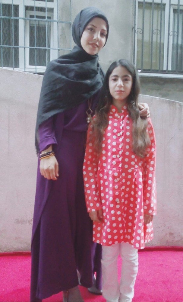 Kavgada arada kalıp boynuna makas saplanan küçük Ezel felç kalacak