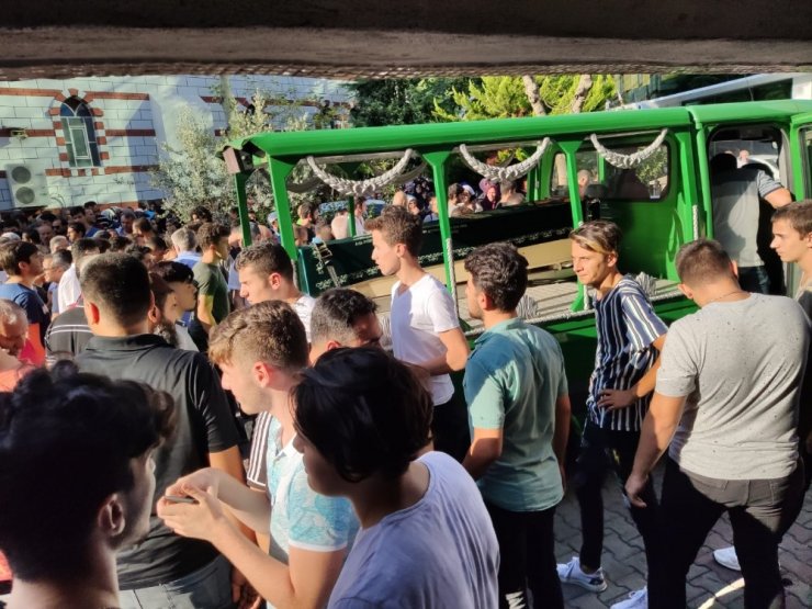 Ümraniye’de katliam yapan genç ile annesi ve kardeşi toprağa verildi