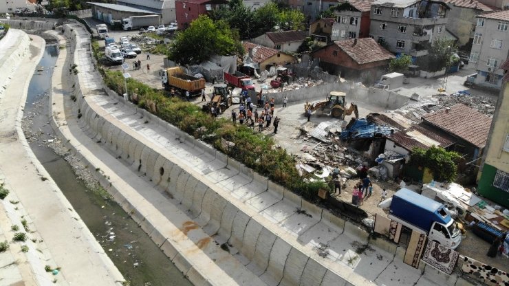 Ataşehir’de su baskınlarına karşı dere yatağındaki barakalar yıkıldı