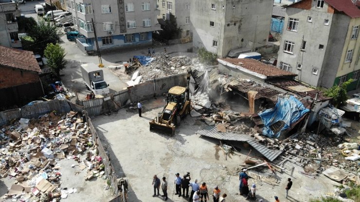 Ataşehir’de su baskınlarına karşı dere yatağındaki barakalar yıkıldı