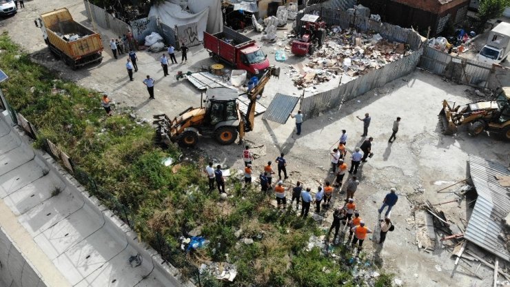 Ataşehir’de su baskınlarına karşı dere yatağındaki barakalar yıkıldı