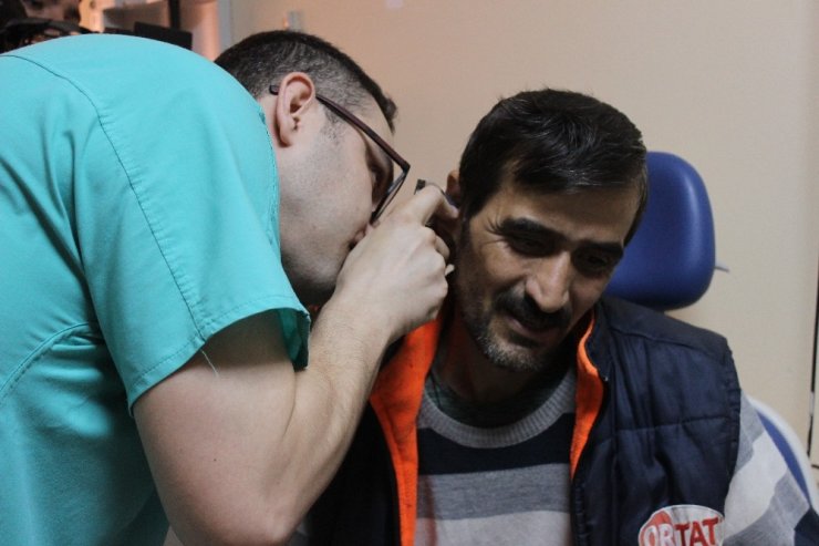 Kaşınıyor dediği kulağından sinek larvaları çıktı