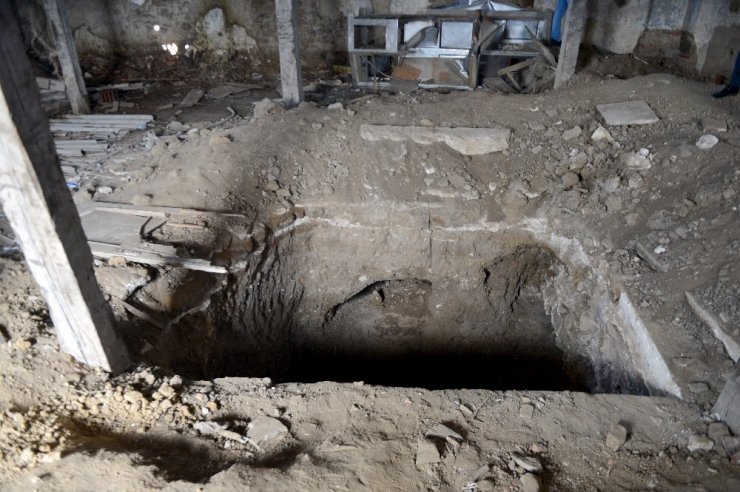 Sarıyer’de defineciler tarihi kiliseyi talan etti