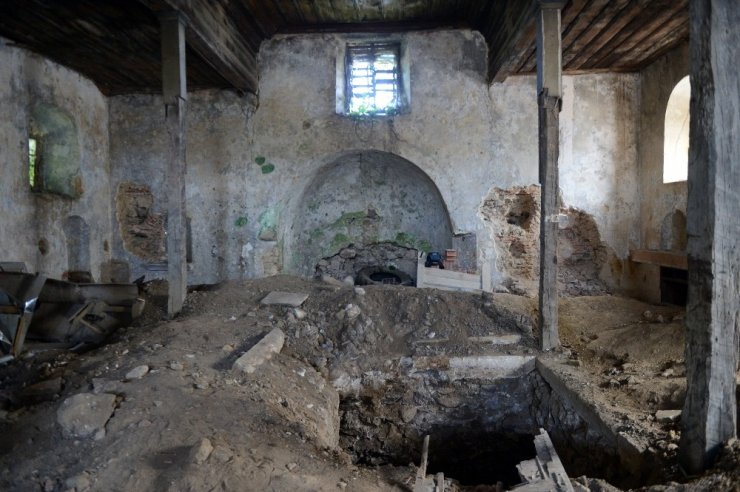 Sarıyer’de defineciler tarihi kiliseyi talan etti