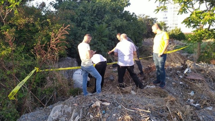 Kötü koku gelen ağaçlık alandan ceset çıktı