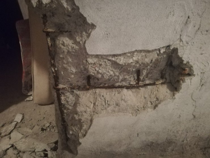 Avcılar’da 32 yıllık bina yıkılma tehlikesi ile karşı karşıya