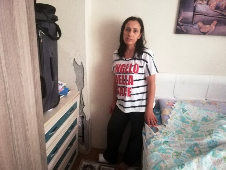 Avcılar’da 32 yıllık bina yıkılma tehlikesi ile karşı karşıya