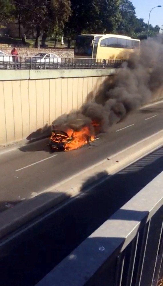 Eyüpsultan’da bir araç alev topuna döndü