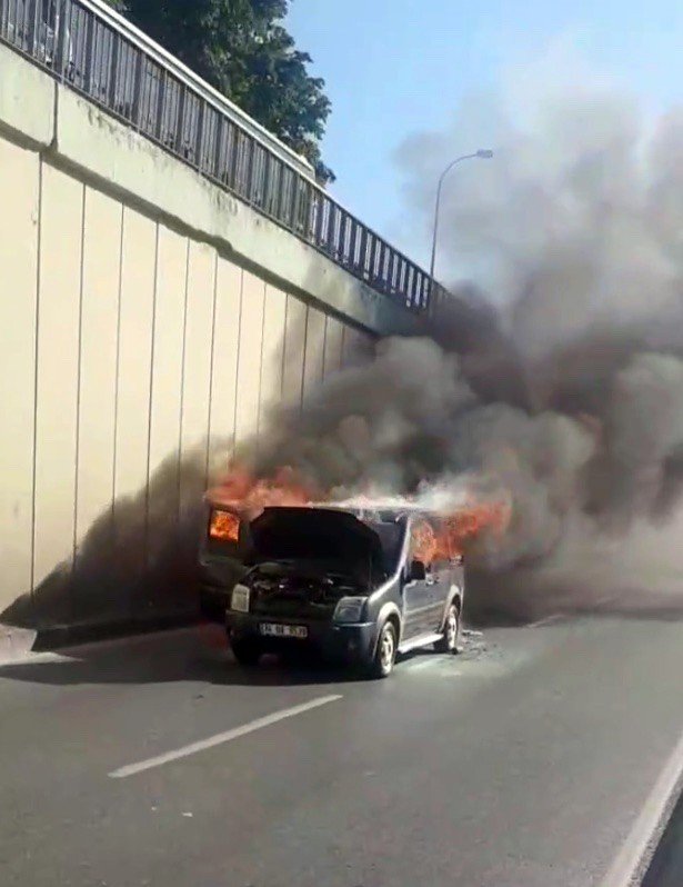 Eyüpsultan’da bir araç alev topuna döndü