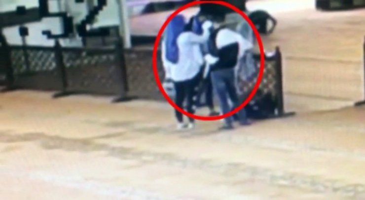 Küçük kız çocuğu kullanarak turistlerin çantalarını çalan çete çökertildi