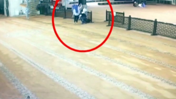 Küçük kız çocuğu kullanarak turistlerin çantalarını çalan çete çökertildi