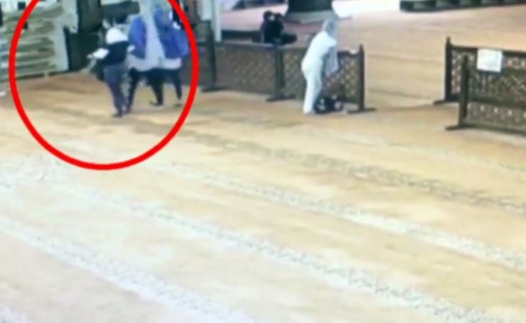 Küçük kız çocuğu kullanarak turistlerin çantalarını çalan çete çökertildi