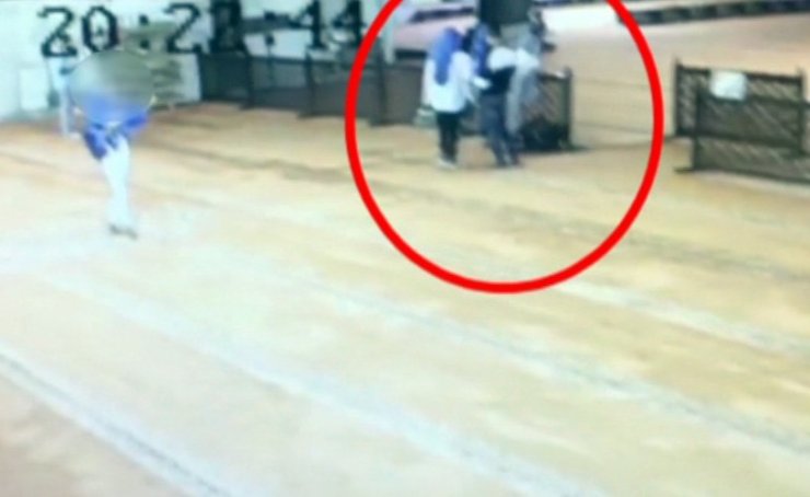 Küçük kız çocuğu kullanarak turistlerin çantalarını çalan çete çökertildi