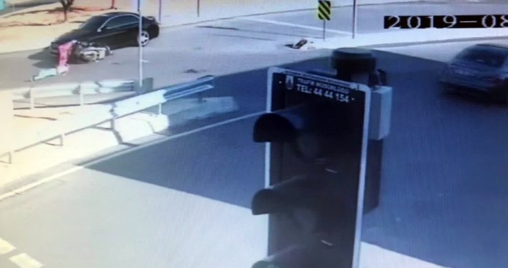 17 yaşındaki genç motosikletli kuryenin hayatını kaybettiği kaza kamerada