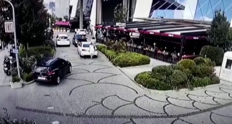 İstanbul’da yolda yürüyen kadının dehşeti yaşadığı kaza kamerada