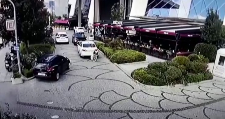 İstanbul’da yolda yürüyen kadının dehşeti yaşadığı kaza kamerada