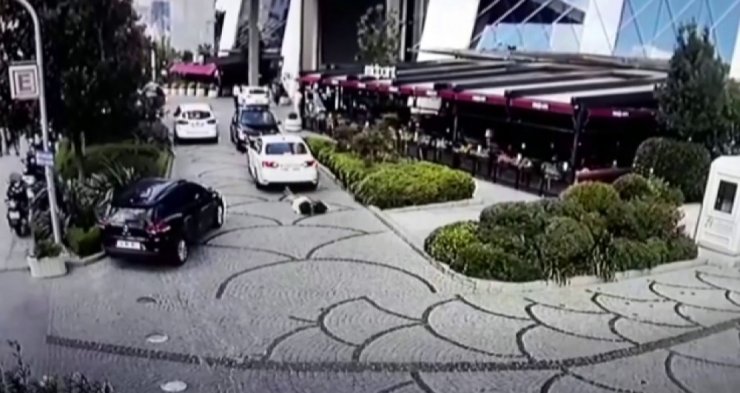 İstanbul’da yolda yürüyen kadının dehşeti yaşadığı kaza kamerada