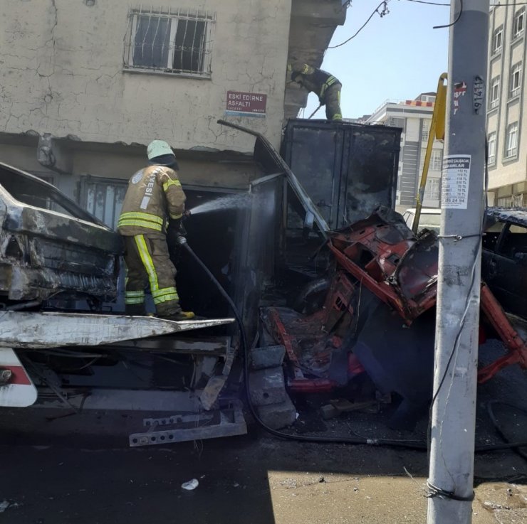 Sultangazi’de oto tamircisinde yangın çıktı, 2 araç kül oldu